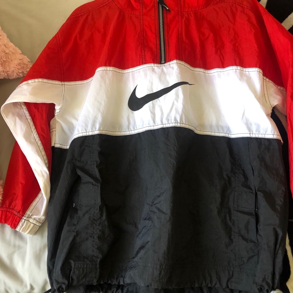 NIKE VINTAGE SIZE M WINDBREAKER